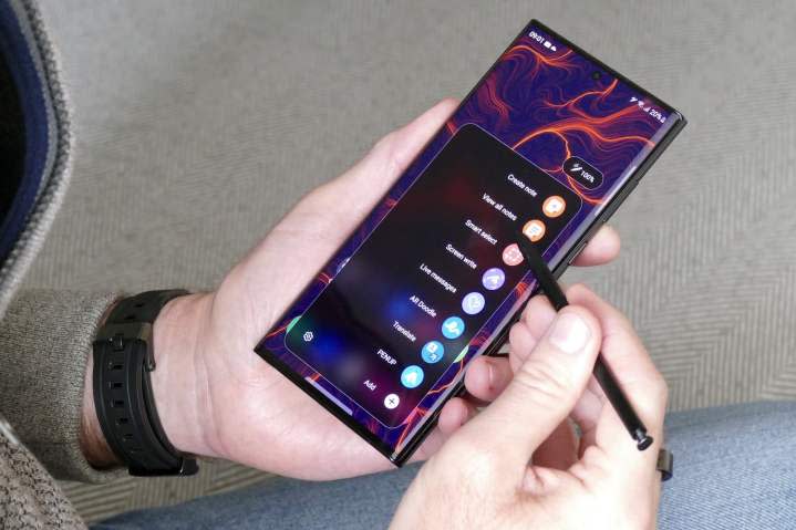 Man using an S Pen with the Samsung Galaxy S22 Ultra.