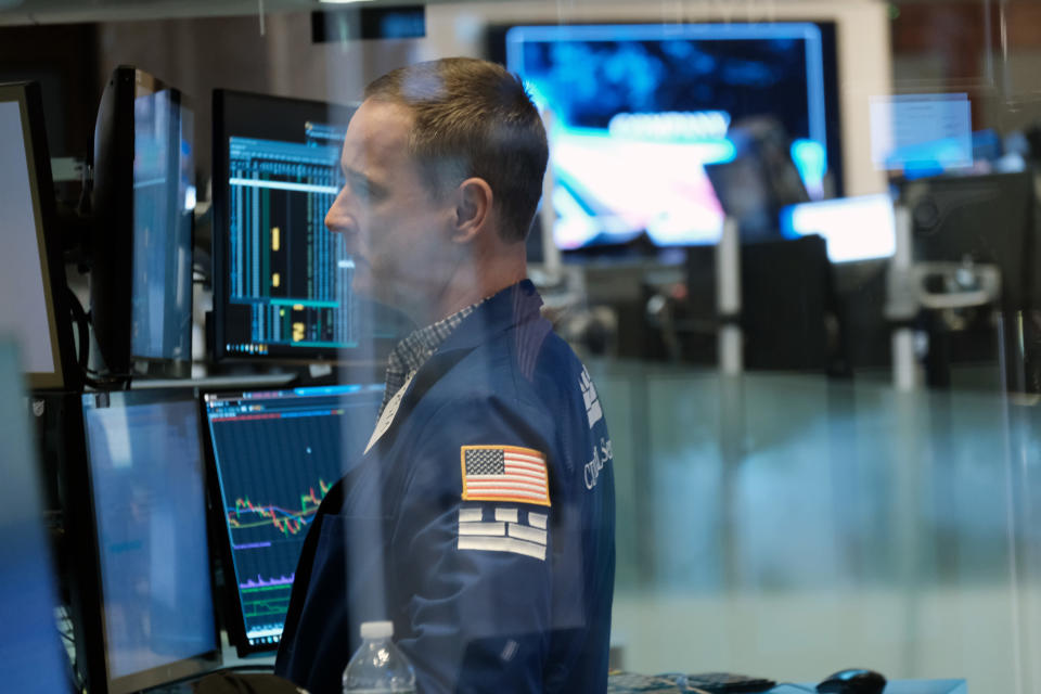 NEW YORK, NEW YORK - SEPTEMBER 30: Traders work on the floor of the New York Stock Exchange (NYSE) on September 30, 2021 in New York City. In afternoon trading the Dow was down over 250 points as investors continue to worry about inflation, wages and supply chain issues. (Photo by Spencer Platt/Getty Images)