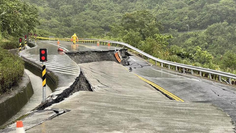 玉長公路開通後13年來首次坍陷。（圖／民眾提供／記者蔡旻妤台東傳真）