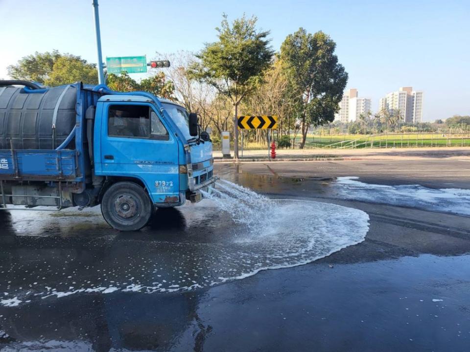 高壓迴流風場改變，濃霧擴散受抑制，高雄市達橘色提醒，圖為環保局要求提升營建工地灑水頻率，減少揚塵。　（記者王正平翻攝）