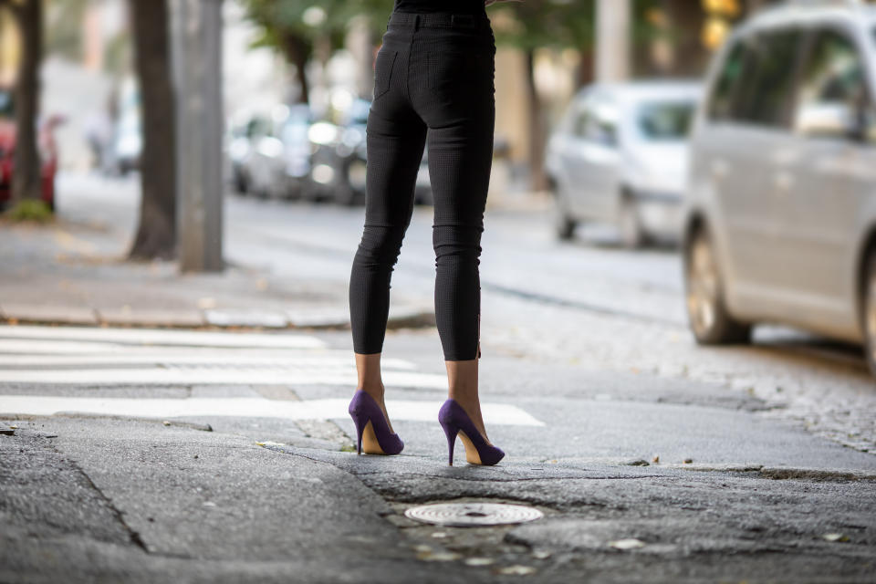 Mujer en tacones en la calle