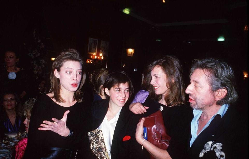 Kate Barry, Charlotte Gainsbourg, Jane Birkin et Serge Gainsbourg pendant la 11e cérémonie des Césars