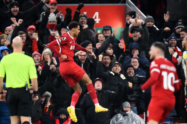 El neerlandés Cody Gakpo celebra su gol, el tercero de Liverpool en Anfield Road, donde el local no pierde desde hace 21 fechas.