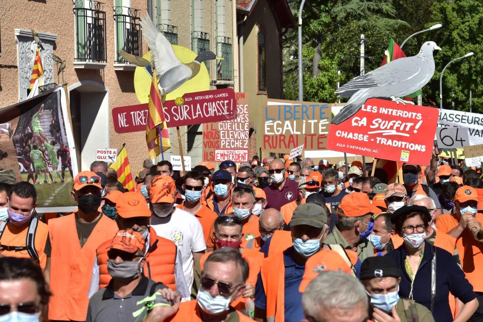 Des manifestants participent à une manifestation de chasseurs pour dénoncer l'interdiction de la chasse à la glu, à Prades, dans le sud-ouest de la France, le 12 septembre 2020. - RAYMOND ROIG / AFP