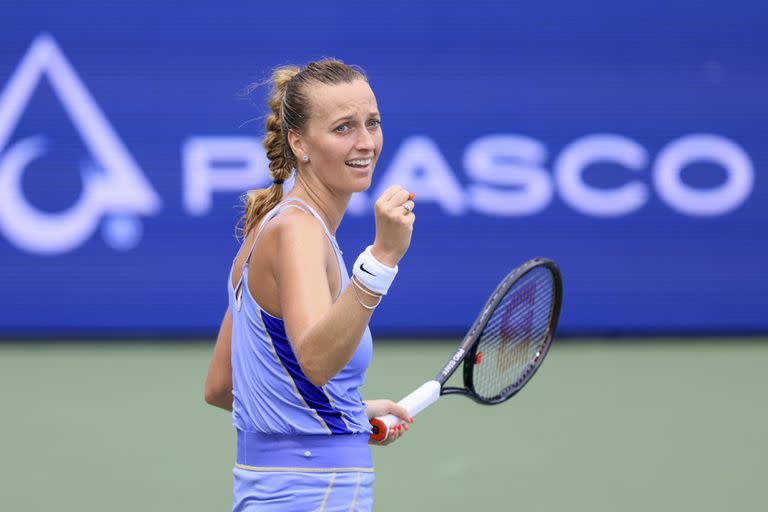 La checa Petra Kvitova festeja luego de vencer a la local Madison Keys en una semifinal de Cincinnati; la bicampeona de Wimbledon está 28ª en el ranking, pero quedará entre las 20 primeras este lunes.