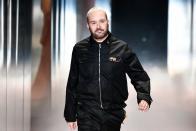 Seit 2020 ist Kim Jones für die neuen Fendi-Frauen-Looks zuständig. Der Brite kommt aus der Mens Fashion, ist seit 2018 Creative Director bei Dior Homme, hat mit seiner ersten Womenswear-Kollektion für Fendi aber bewiesen, dass er die Heritage des Hauses verstanden und die ikonischen Looks des Labels mit Verve und Weiblichkeit ins Jetzt übersetzen kann. (Bild: STEPHANE DE SAKUTIN / Getty Images)