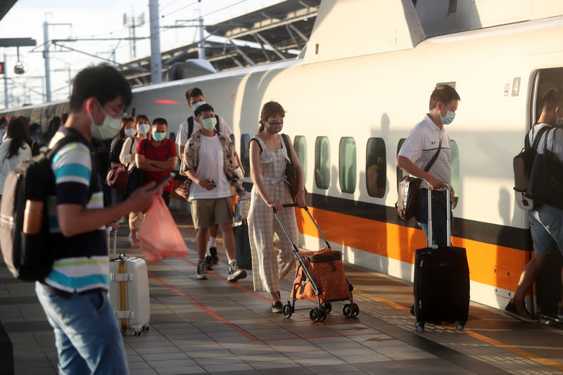 台灣高鐵為確保乘客和行車安全，規定行車人員包含駕駛、列車長在執行勤務前均需完成酒測，酒測值為零始可領用勤務裝備並執勤。（中央社資料照）