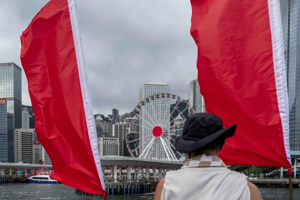 2023年7月1日，中環碼頭掛上了國旗區旗慶回歸。攝：林振東/端傳媒