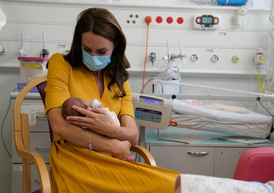 Kate holds newborn Bianca (PA)