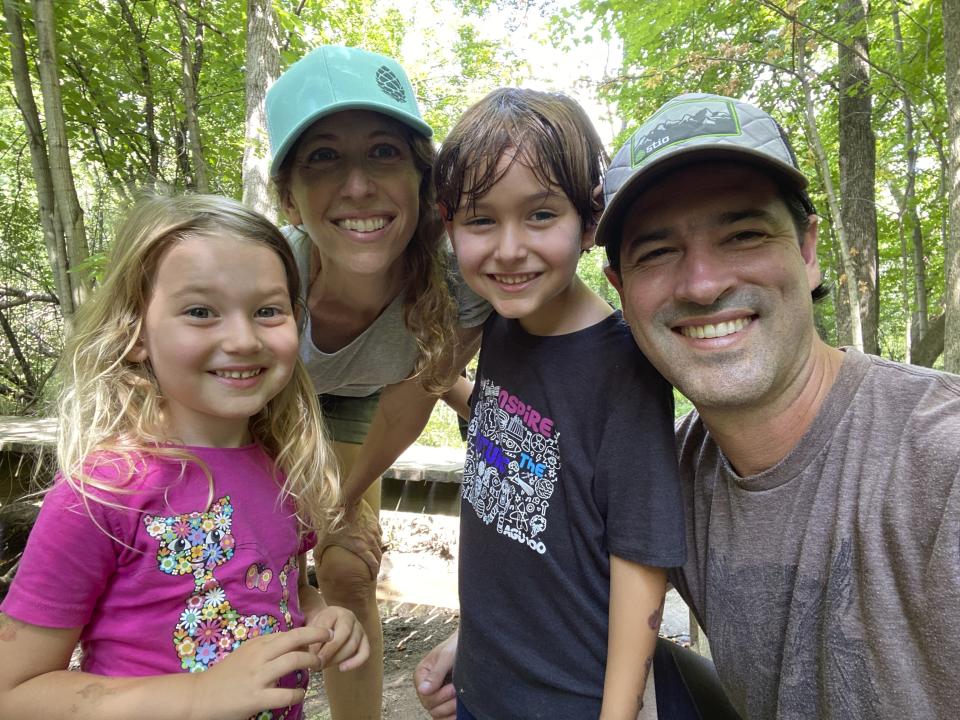 En esta foto del 23 de agosto del 2020 proporcionada por Jamie Bender, Bender con su esposo David Terry, a la derecha, y sus hijos Miranda, de 3 años, a la izquierda, y Matthew, de 5. (Jamie Bender vía AP)