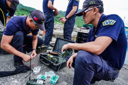 海軍採現地引爆最安全方式處理，1015時，水下作業大隊已完成爆燬作業，並於1400時再次下水檢查確認13顆未爆彈均已徹底完成爆燬。（海軍司令部提供）