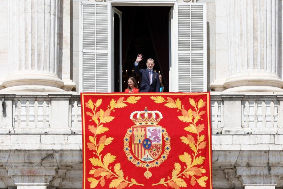 Felipe VI en el balcón del Palacio Real de Madrid con motivo del X aniversario de su reinado