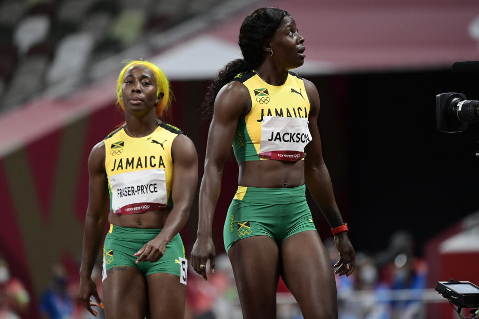 Shelly-Ann Fraser-Pryce (L) und Jamaica's Shericka Jackson reagierten mit versteinerter Miene auf den Rekord-Sieg ihrer Team-Kollegin (Bild: Javier SORIANO / AFP)