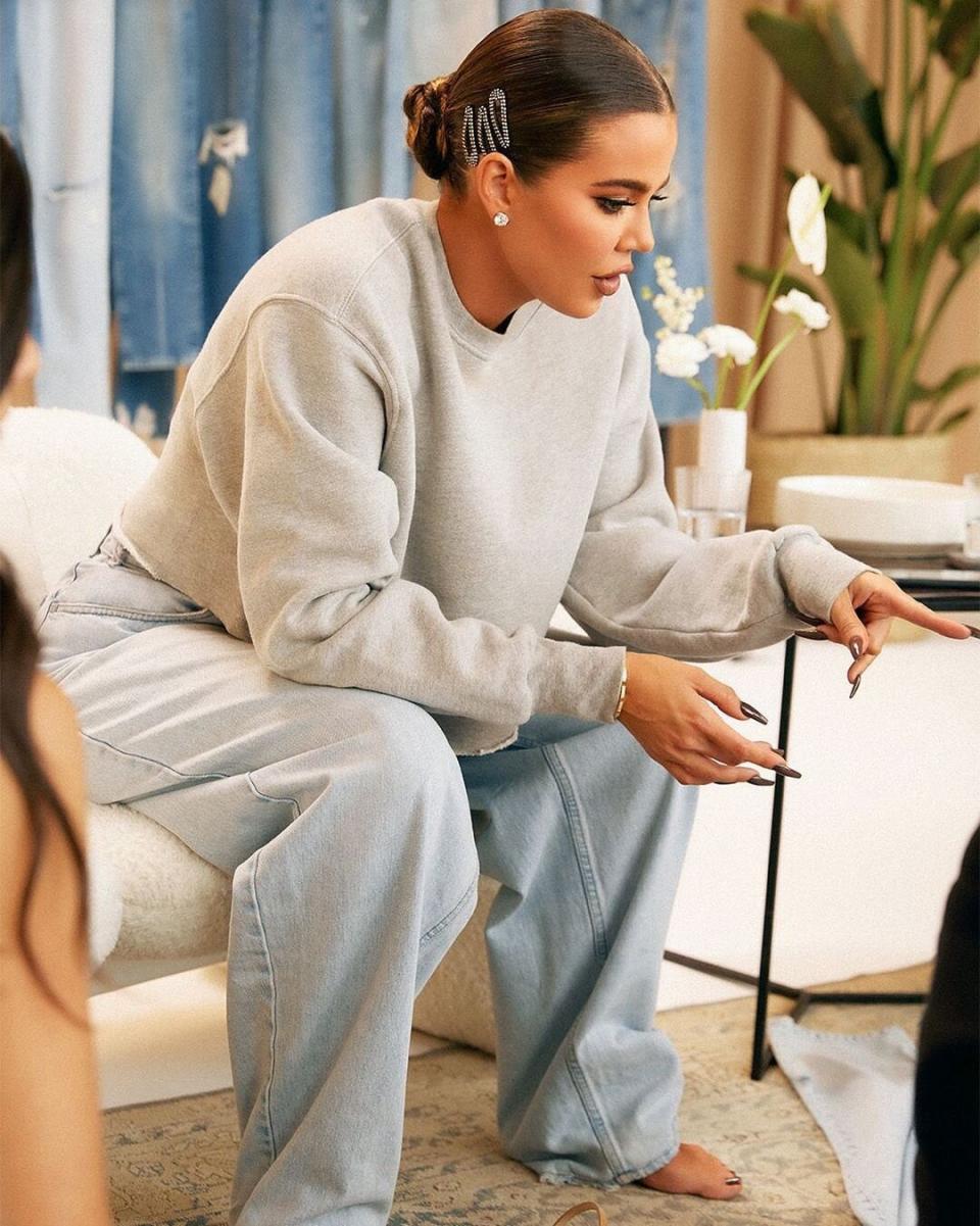 Khloé Kardashian Good American Sweatshirt Jeans Sitting On Couch