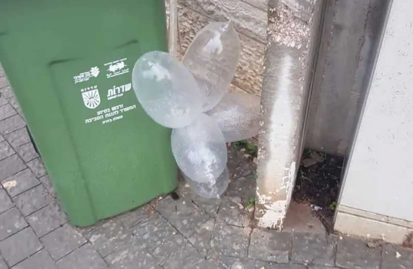 巴勒斯坦人改用保險套製作爆炸氣球，引發以色列高度戒備。（圖／ Israel Police）