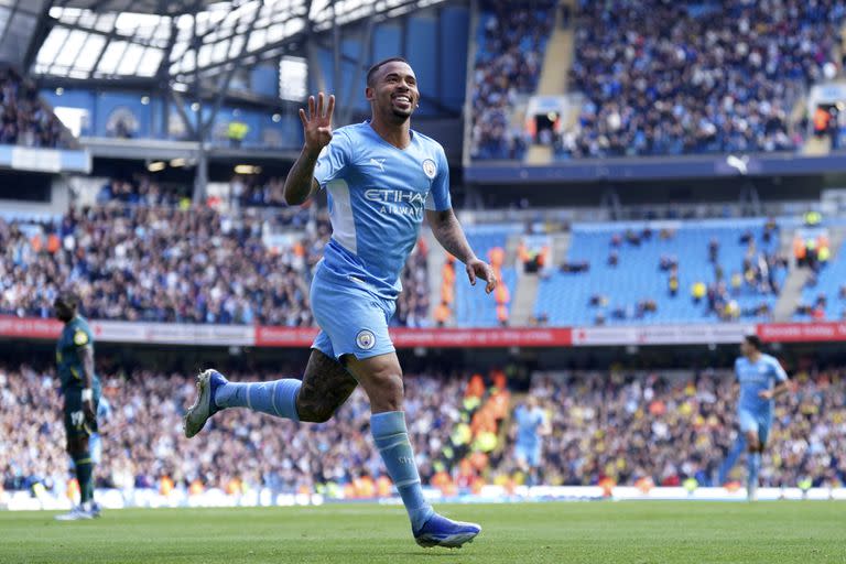 Gabriel Jesús del Manchester City celebra tras anotar su cuarto gol en el partido contra Watford por la Premier League