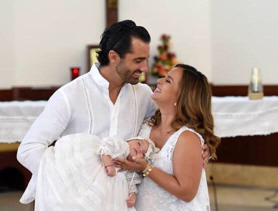 <p><strong>Su bautizo:</strong> “El bautizo de Alaïa fue otra ocasión especial y memorable. La bautizó mi sobrino, que se había ordenado como sacerdote recientemente, y toda mi familia por parte de mi mamá y mi papá estaba ahí, además de mis grandes amigos de Puerto Rico. Mi hermano preparó todo en la casa: flores, torta, comida típica puertorriqueña y pequeños detalles para una tarde llena de alegría y vida”. Crédito fotos: Target/Adamari López </p>