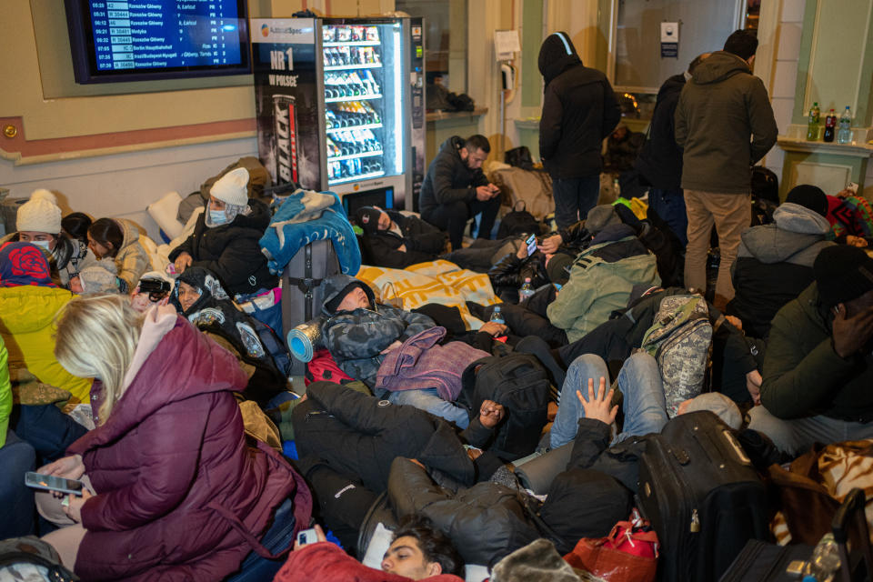 PRZEMYSL, POLAND, - MARCH 01: Groups of people with their belongings sleeping on chairs and on the floor of Przemysl station, six days after the start of Russia's attacks on Ukraine, March 1, 2022, in Przemysl, Poland. Przemysl station has become a safe haven for thousands of people fleeing the war that Russia launched against Ukraine on February 24. This city, located in southeastern Poland, borders Ukraine and is being used by refugees to escape the war in their country.  (Photo By Pau Venteo/Europa Press via Getty Images)