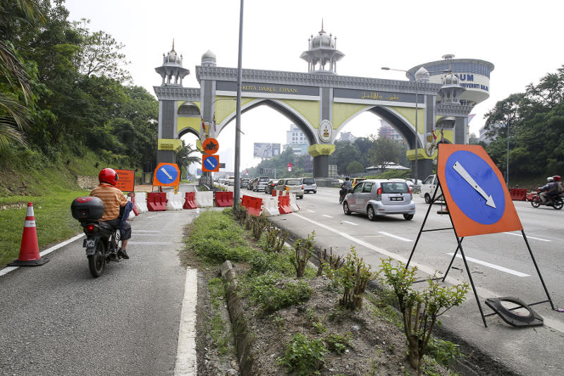 File photo showing road signs placed on the bike lane due to construction work at Federal Highway heading to Shah Alam near PPUM February 10, 2018. — Picture by Yusof Mat Isa