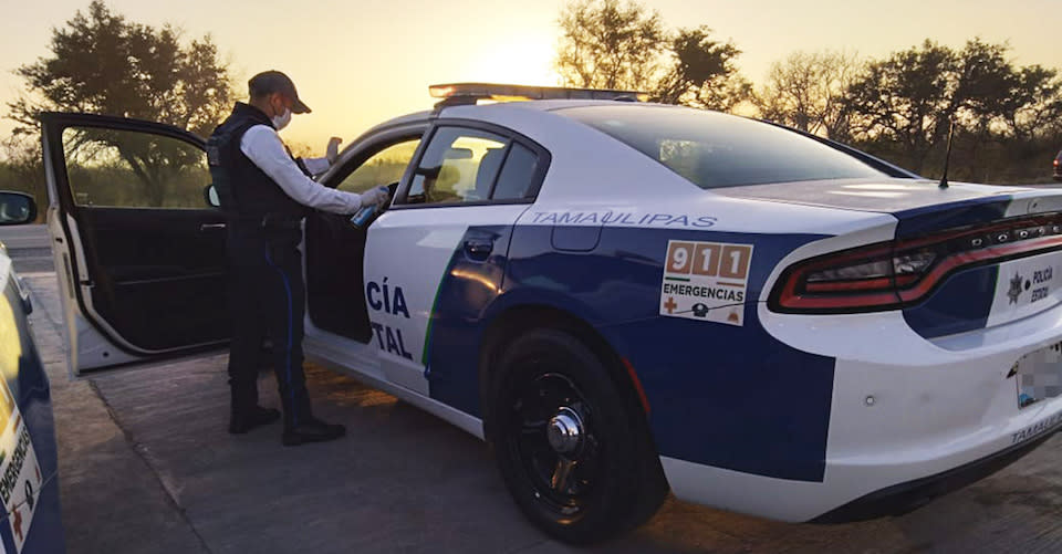 Policía de Tamaulipas limpiando su patrullas