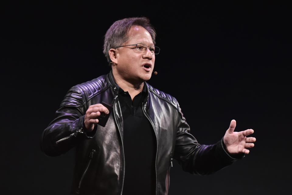 Le PDG de Nvidia, Jensen Huang, prend la parole lors d'une conférence de presse à la MGM lors du CES 2018 à Las Vegas le 7 janvier 2018. / AFP PHOTO / Mandel Ngan (Le crédit photo doit se lire MANDEL NGAN/AFP via Getty Images)