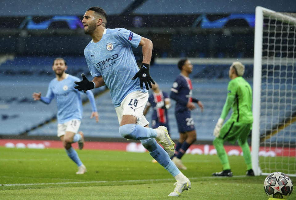 Riyad Mahrez celebra tras anotar el segundo gol del Manchester City en la victoria 2-0 ante el Paris Saint Germain por la semifinal de la Liga de Campeones, el martes 4 de mayo de 2021, en Manchester. (AP Foto/Dave Thompson)