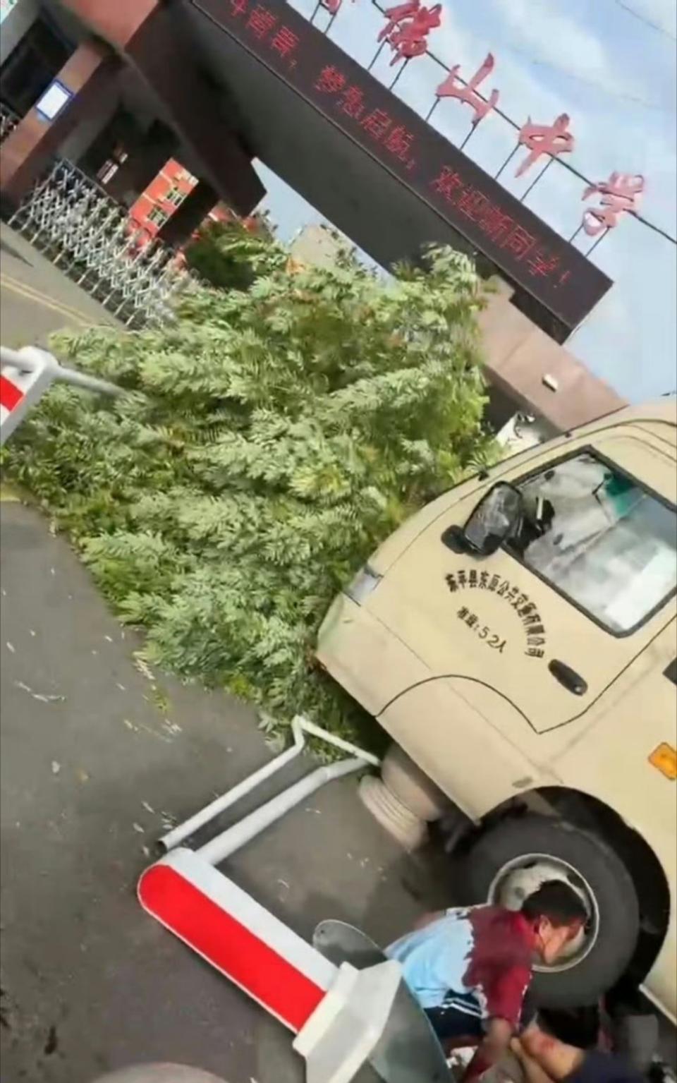 該車禍發生在山東省泰安市東平縣佛山中學附近的馬路。（圖／翻攝自微博）