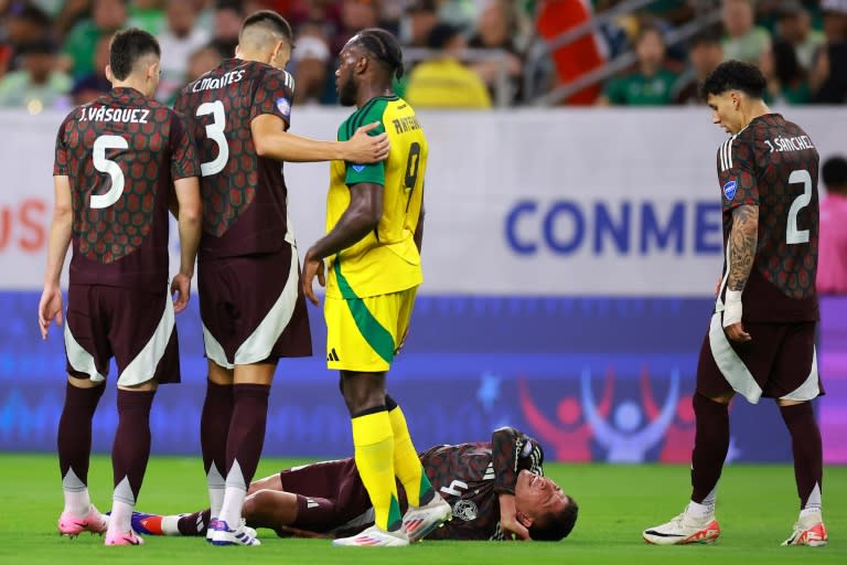 El capitán de México, Edson Álvarez, se lamenta tras sufrir una lesión en el partido contra Jamaica, por la primera jornada del Grupo B de la Copa América de Estados Unidos, en Houston, Texas, el 22 de junio de 2024. (Hector Vivas)