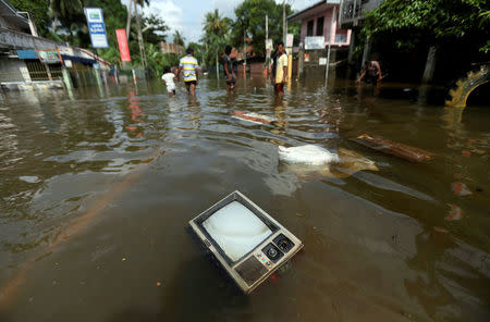 A TV set floats on a flooded road in Dodangoda village in Kalutara, Sri Lanka May 28, 2017. REUTERS/Dinuka Liyanawatte