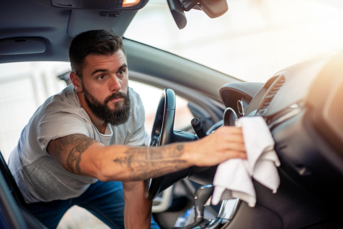 Cómo limpiar las zonas más inaccesibles del coche de forma sencilla