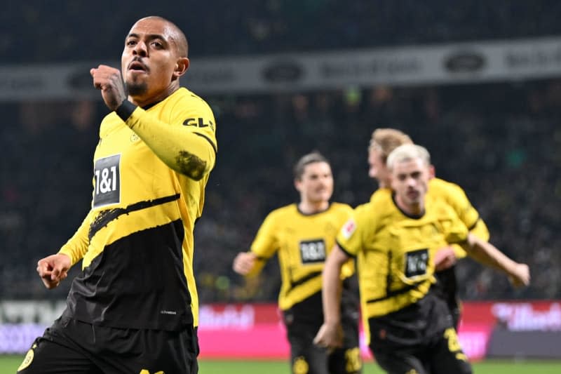 Werder's Felix Agu (R) and Dortmund's Donyell Malen battle for the ball during the German Bundesliga Soccer match between SV Werder Bremen and Borussia Dortmund at the Weser Stadium. Carmen Jaspersen/dpa