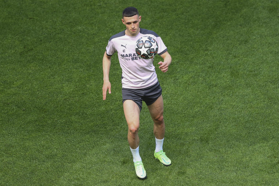 Phil Foden, del Manchester City, controla el balón en un entrenamiento previo a la final de la Liga de Campeones, en Oporto, el viernes 28 de mayo de 2021 (Michael Steele/Pool via AP)