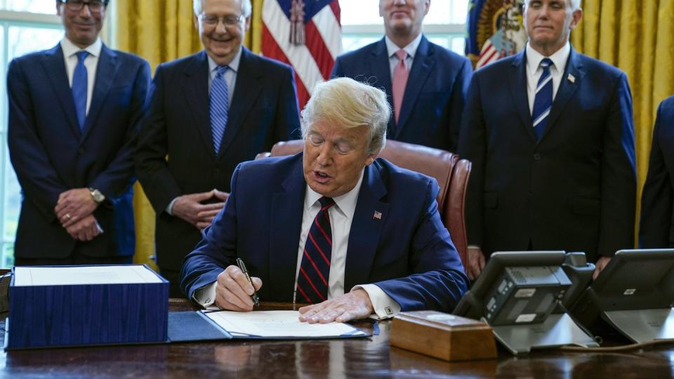 US-Präsident Donald Trump unterzeichnet das Coronavirus-Konjunkturpaket.