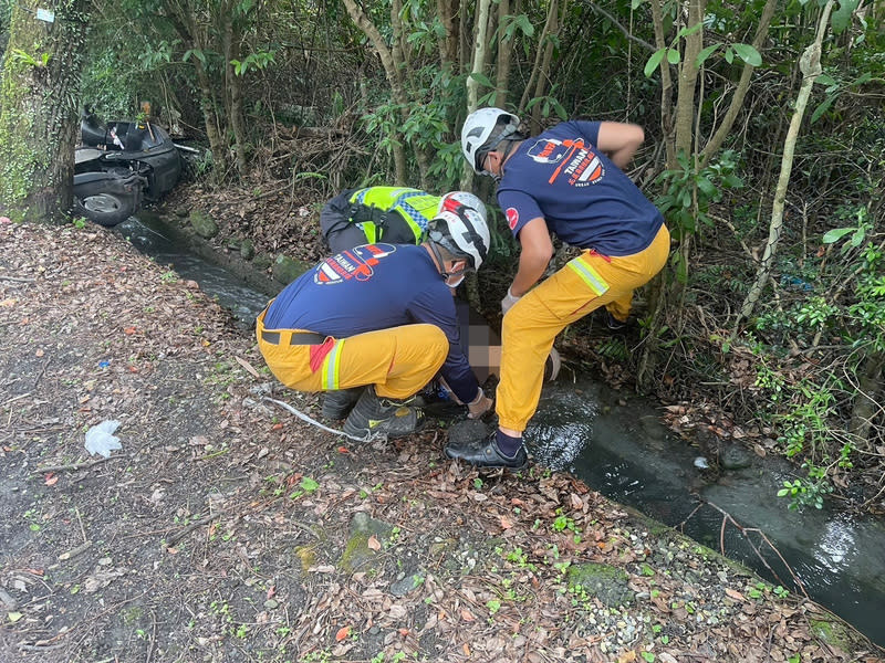 花蓮女騎士自撞路樹  跌入排水溝身亡 花蓮縣秀林鄉田姓女子26日下午騎機車行經吉安鄉吉 安路6段時，自撞路樹後跌入排水溝，警消獲報後， 隨即趕往現場處理，發現田女疑似跌入排水溝的時間 過久，已明顯死亡。 （民眾提供） 中央社記者李先鳳傳真  113年5月26日 