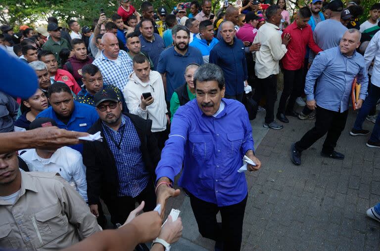 El presidente venezolano, Nicolás Maduro, saluda a sus partidarios durante una marcha de cristianos evangélicos, el 15 de mayo de 2024, en Caracas. (AP/Ariana Cubillos)