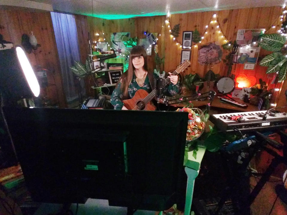 Danielle Allard transmite en directo su música en Twitch desde su casa en Ottawa, Canadá, el 10 de junio de 2021. (Matt Grubb/The New York Times)