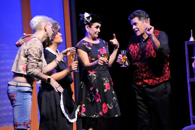 Nicolás Maiques, Celeste Campos, Alejandra Majluf -junto a Fabián Arenillas, ausente en la foto- acompañan a Weich en esta comedia distinta. 