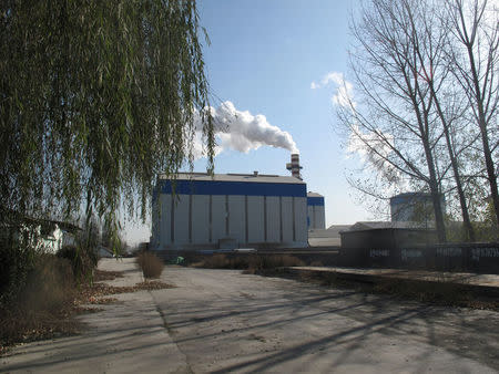 The chimney of a surviving ceramics factory in Zibo, Shandong province, China November 23, 2017. Nearly 150 firms have been forced to close since a crackdown that began last year. Picture taken November 23, 2017. REUTERS/David Stanway