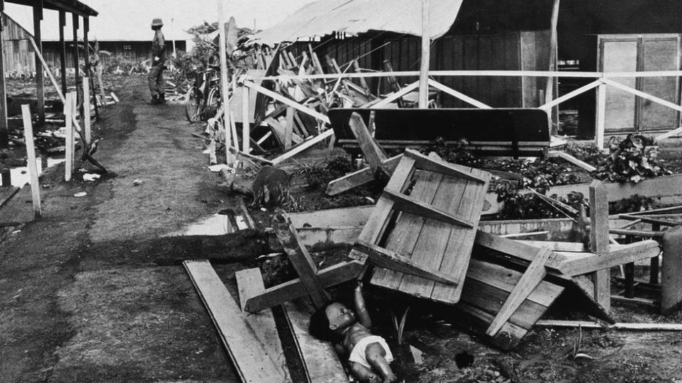 Vista del pabellón principal parcialmente derrumbado en el complejo de Jonestown, Guyana, noviembre de 1978