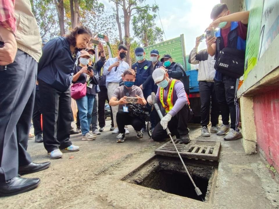 沖洗水溝，消滅蚊卵及孑孓。（圖：高雄市衛生局提供）