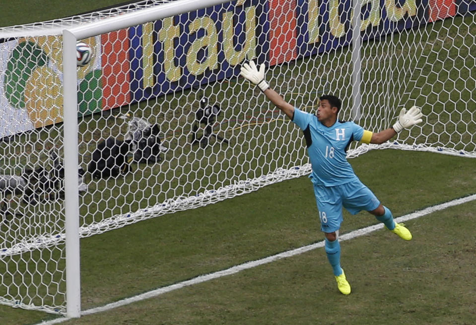 Noel Valladares of Honduras fails to stop a goal by Switzerland's Xherdan Shaqiri during their 2014 World Cup Group E soccer match at the Amazonia arena in Manaus June 25, 2014. REUTERS/Andres Stapff (BRAZIL - Tags: SOCCER SPORT WORLD CUP)