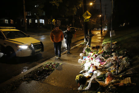 Mourners visit a makeshift memorial outside the Tree of Life synagogue, a day after 11 Jewish worshippers were shot dead in Pittsburgh, Pennsylvania, U.S., October 28, 2018. REUTERS/Cathal McNaughton