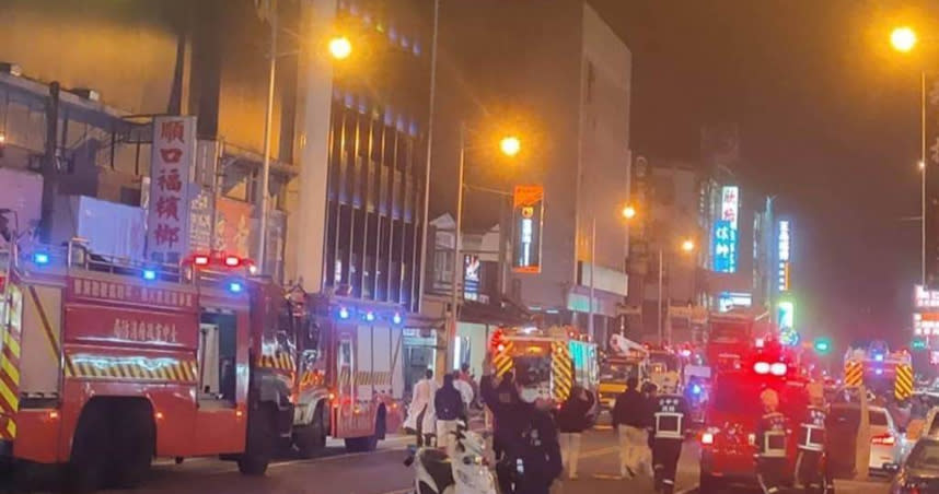 台中市中區一家防疫旅館，驚傳疑似房客縱火情況，警消出動大批人車到場。（圖／民眾提供）