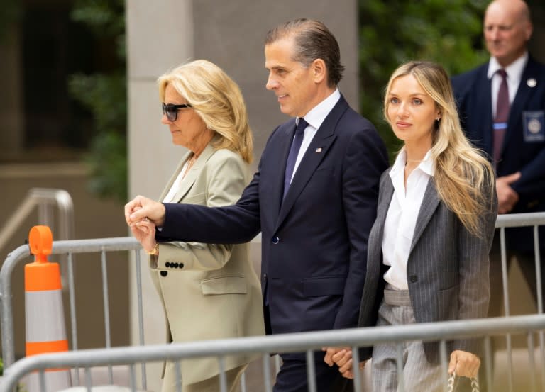 De izquierda a derecha la primera dama de Estados Unidos, Jill Biden, Hunter Biden y su esposa Melissa Cohen Biden, a la salida del tribunal de Wilmington, Delaware, el 11 de junio de 2024. (RYAN COLLERD)