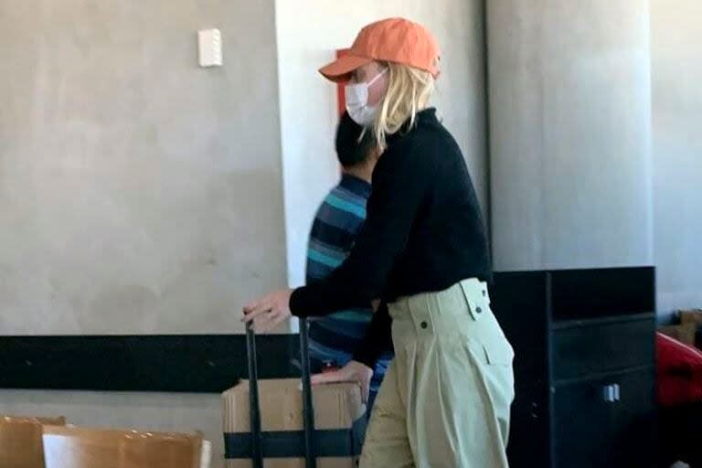 La actriz y productora australiana Margot Robbie, en su arribo al aeropuerto de Comodoro Rivadavia