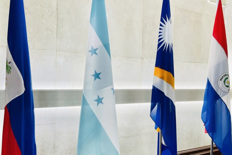 我國外交部大廳放置的邦交國旗幟，由左至右為海地、宏都拉斯、諾魯、巴拉圭（簡恒宇攝）