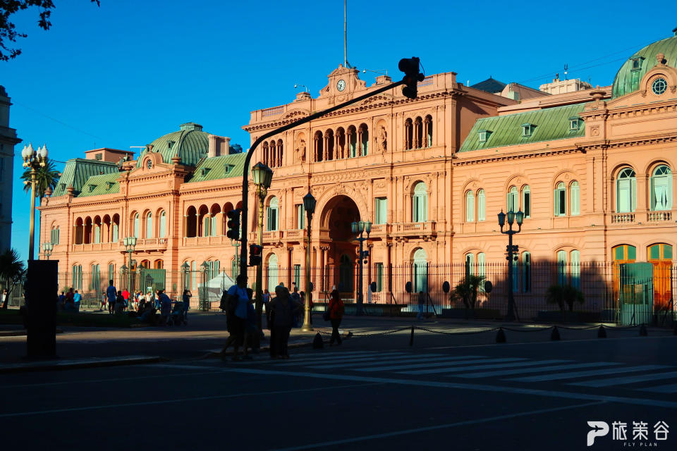 五月廣場坐落於五月大道上，著名景點有玫瑰宮/阿根廷總統府                         