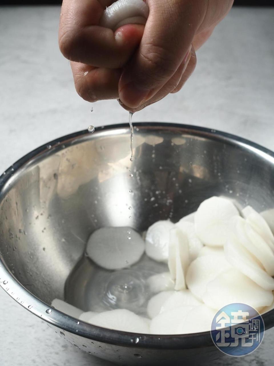 蘿蔔擠乾多餘水分，可以試吃一片，如果太鹹就用冷開水沖一遍。