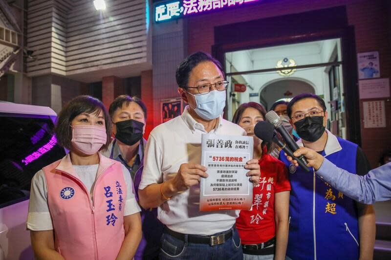 張善政（中）在同黨議員等人陪同下，17日提告民進黨桃園市黨部主委張丞儀發黑函文宣，意圖使人不當選。張善政競辦提供