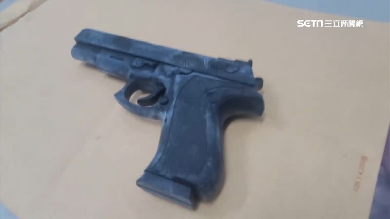嫌犯拿著這把10元的玩具槍喊要搶劫。